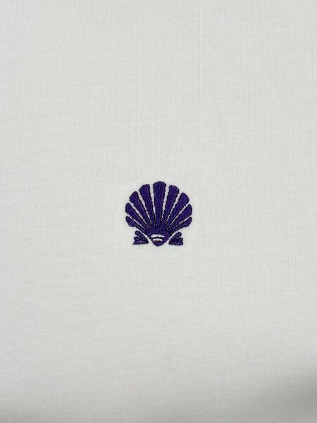 Purewater Muschel | Besticktes Bio Baumwoll T-Shirt | Stickerei von Purewater