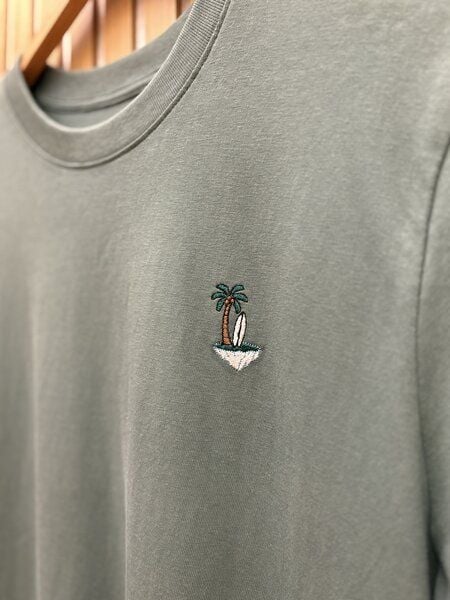 Purewater Palme & Surfboard & Ice | Besticktes Bio Baumwoll T-Shirt | Stickerei von Purewater