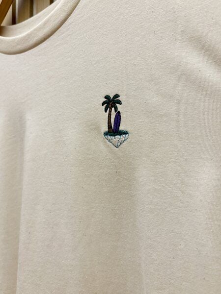 Purewater Palme & Surfboard & Ice | Besticktes Bio Baumwoll T-Shirt | Stickerei von Purewater