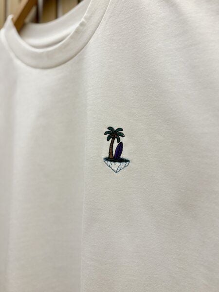 Purewater Palme & Surfboard & Ice | Besticktes Bio Baumwoll T-Shirt | Stickerei von Purewater