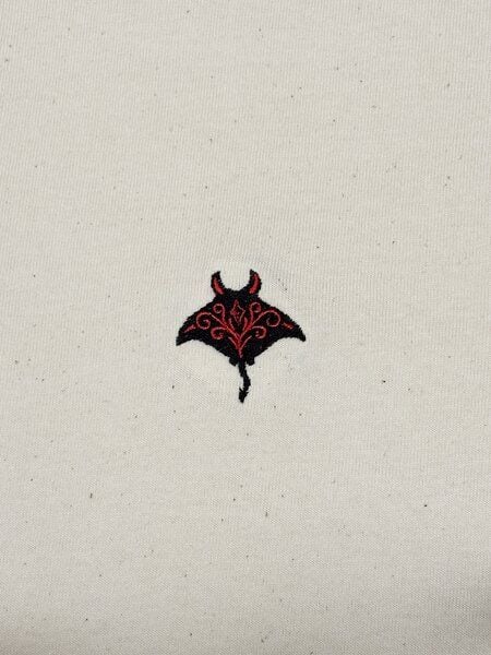 Purewater Rochen | Besticktes Bio Baumwoll T-Shirt | Stickerei von Purewater