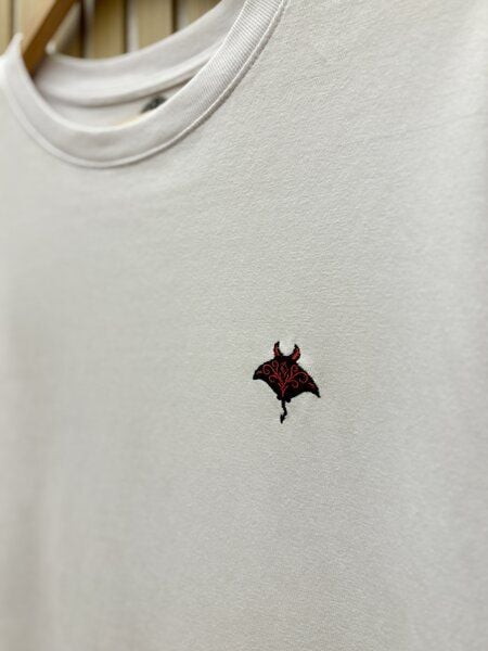 Purewater Rochen | Besticktes Bio Baumwoll T-Shirt | Stickerei von Purewater