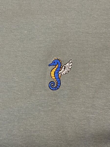 Purewater Seepferdchen | Besticktes Bio Baumwoll T-Shirt | Stickerei von Purewater