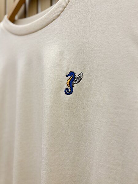 Purewater Seepferdchen | Besticktes Bio Baumwoll T-Shirt | Stickerei von Purewater