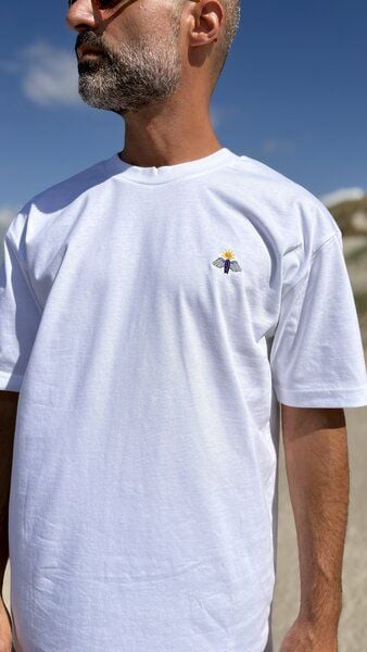 Purewater Surfboard mit Flügel | Besticktes Bio Baumwoll T-Shirt | Stickerei von Purewater