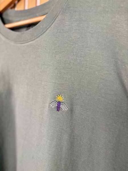 Purewater Surfboard mit Flügel | Besticktes Bio Baumwoll T-Shirt | Stickerei von Purewater