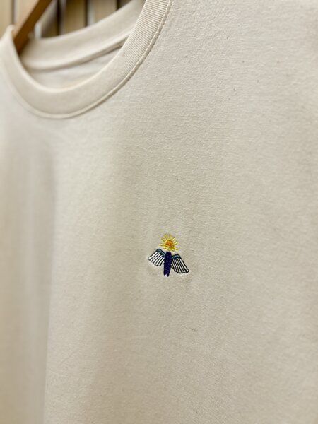 Purewater Surfboard mit Flügel | Besticktes Bio Baumwoll T-Shirt | Stickerei von Purewater