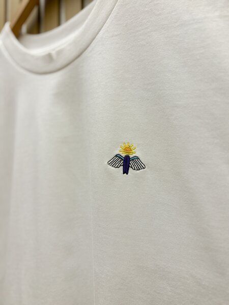 Purewater Surfboard mit Flügel | Besticktes Bio Baumwoll T-Shirt | Stickerei von Purewater