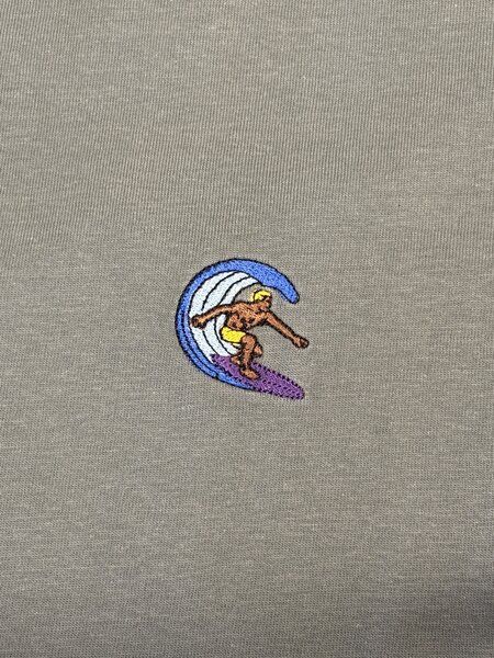 Purewater Surfer | Besticktes Bio Baumwoll T-Shirt | Stickerei von Purewater