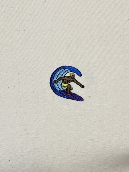 Purewater Surfer | Besticktes Bio Baumwoll T-Shirt | Stickerei von Purewater