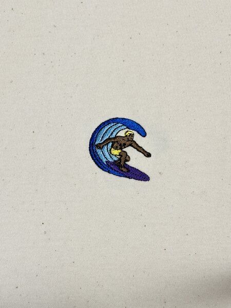 Purewater Surfer | Besticktes Bio Baumwoll T-Shirt | Stickerei von Purewater