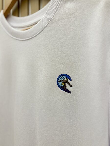 Purewater Surfer | Besticktes Bio Baumwoll T-Shirt | Stickerei von Purewater