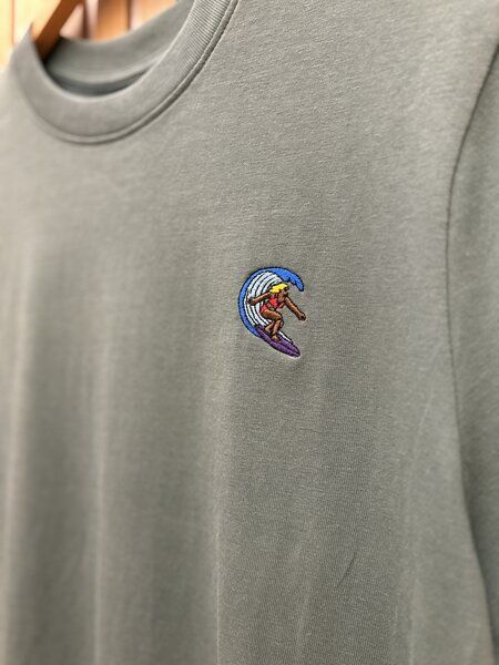 Purewater Surferin | Besticktes Bio Baumwoll T-Shirt | Stickerei von Purewater