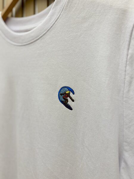 Purewater Surferin | Besticktes Bio Baumwoll T-Shirt | Stickerei von Purewater
