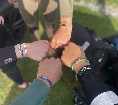 Purewater Upcycling-Geisternetzarmband mit gravierter Welle (Unisex) von Purewater