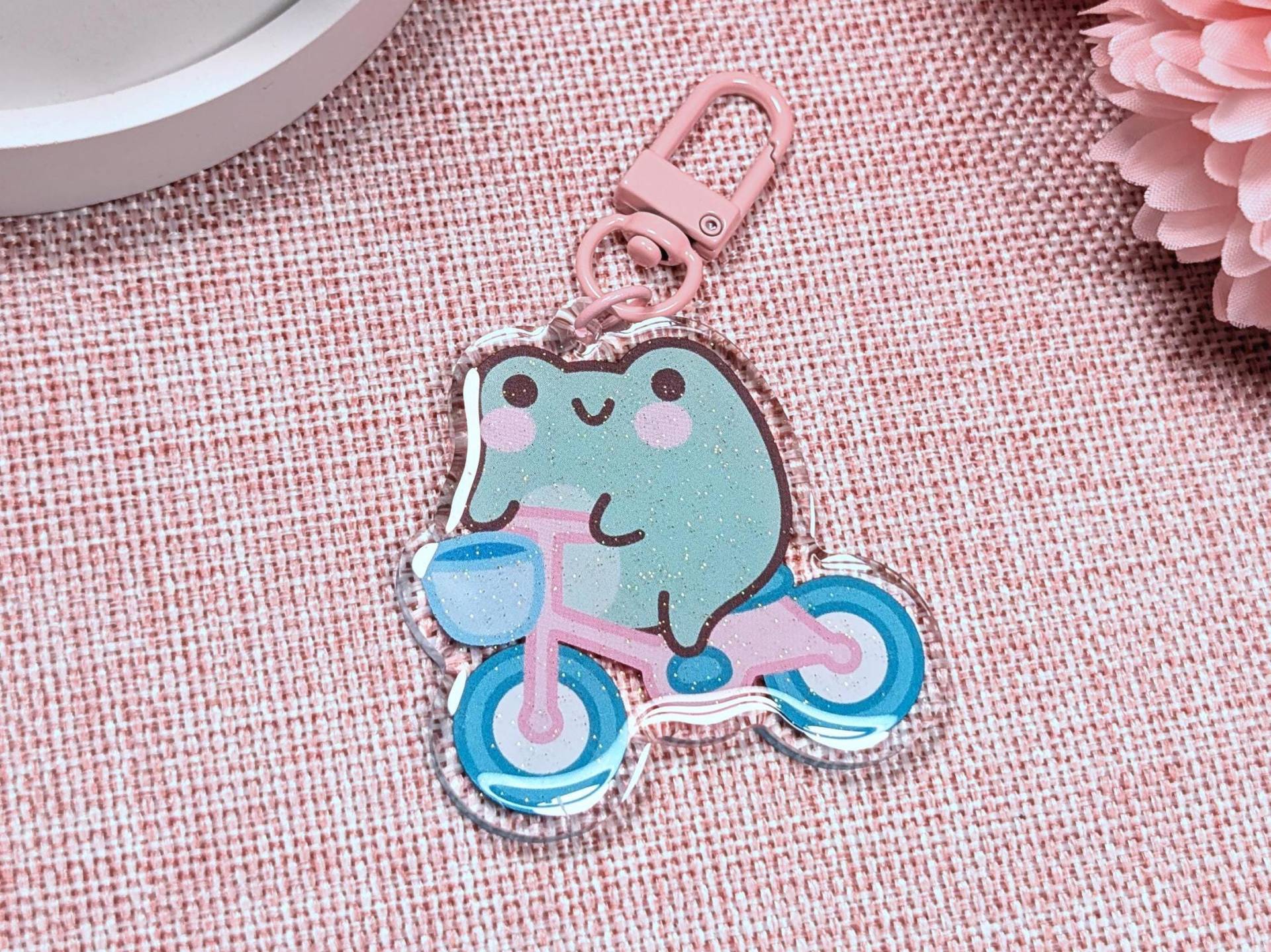 Süßer Frosch Schlüsselanhänger, Auf Fahrrad, Glitzernder Anhänger, Tier Kawaii Acryl Charm, Geschenkidee Süßer Frosch Schlüsselanhänger, Auf Fahrrad, Glitzernder Anhänger, Tier Kawaii Acryl Charm, Geschenkidee von PuriLumi