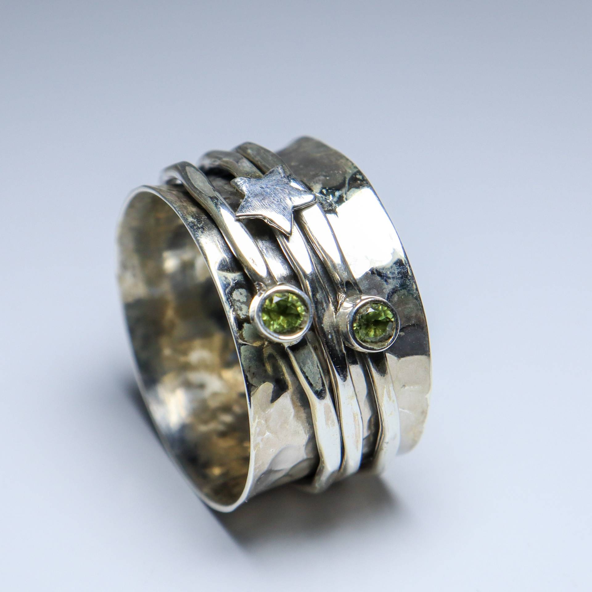 Antike Natürliche Peridot | Spinnerring Inspirierender Ring Ehering Abitur Geschenk August Geburtsstein Geschenkring Für Sie von PurnimaSilverArtisan