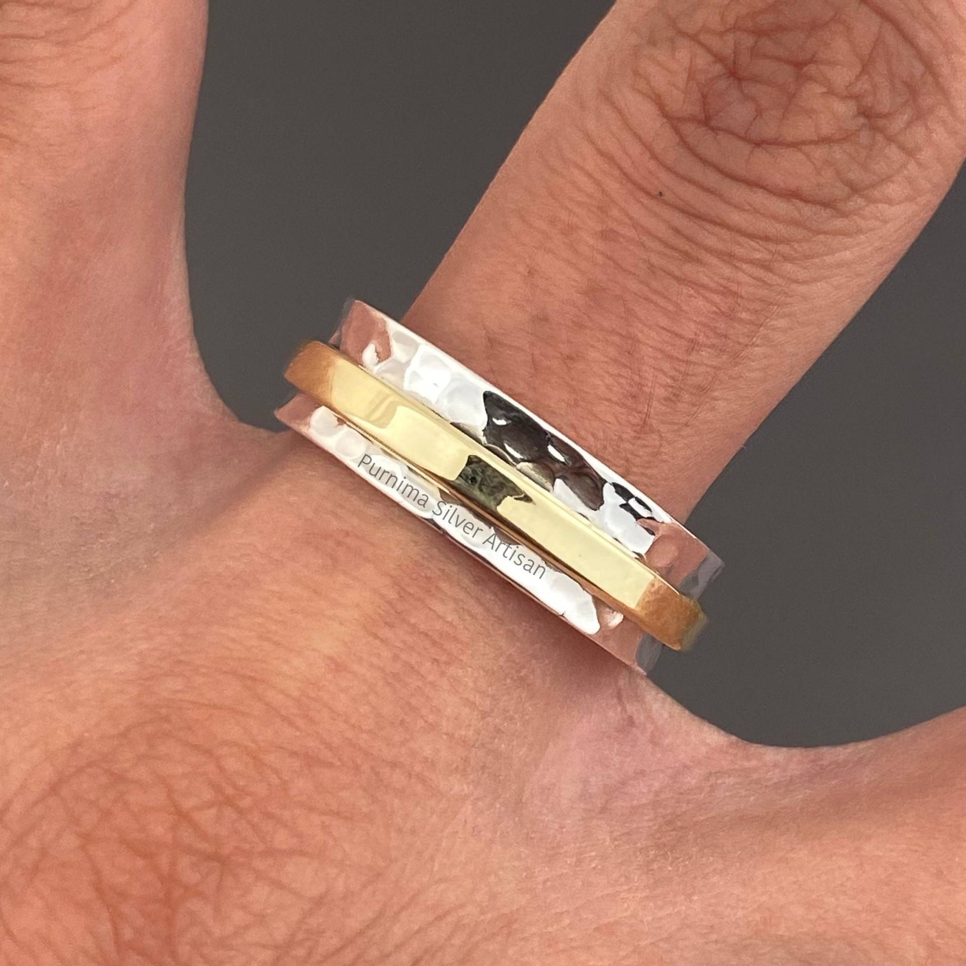 Gehämmertes Schmalband Spinner Ring - Zweifarbiger Silber Und Messing Heilung Frauen Meditation Geschenk von PurnimaSilverArtisan