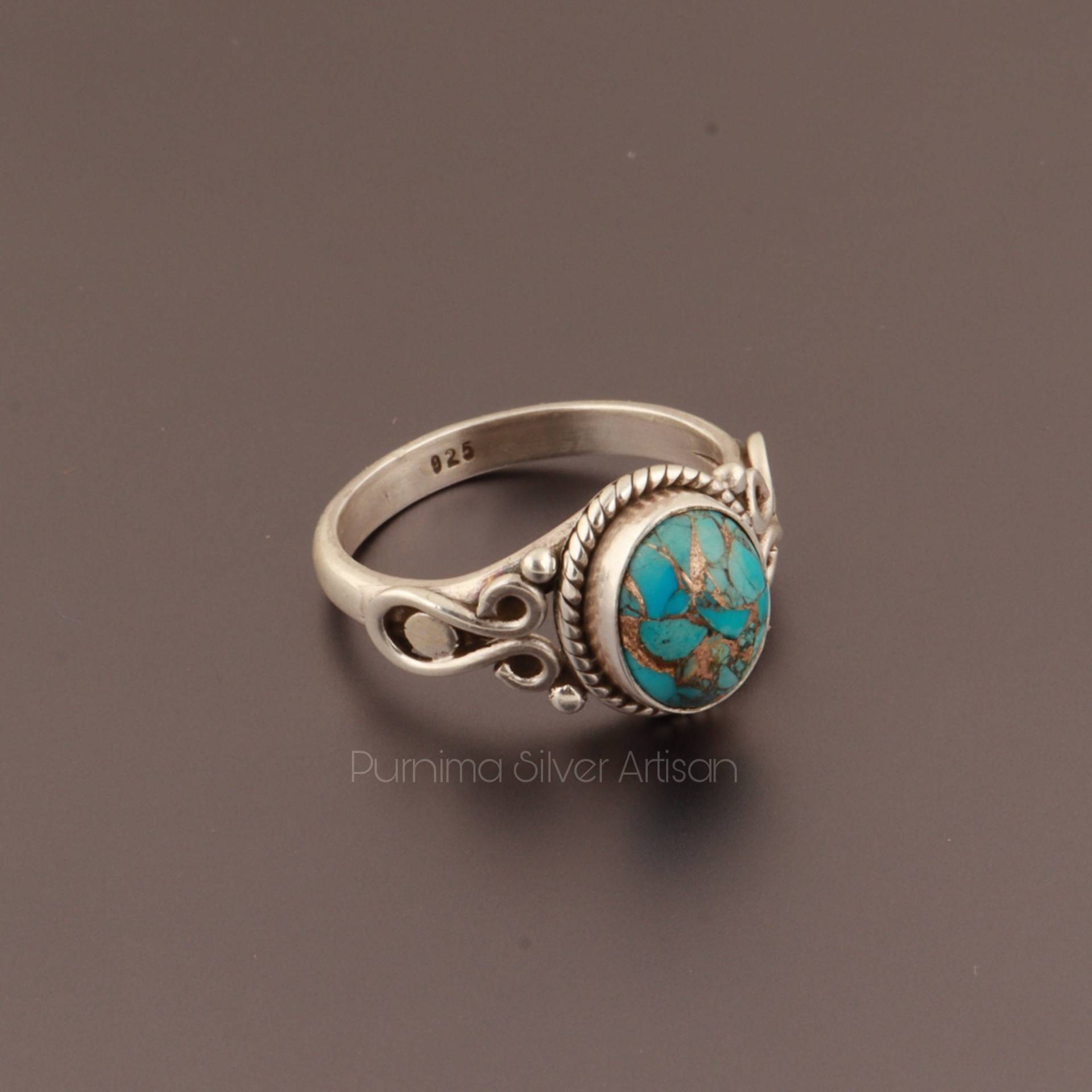 Natürlicher Oval Blauer Kupfer Türkis Edelstein Handgemachter Boho Design Statement Ring, 925 Sterling Silber Damen Midi Dezember Birthstone Ring von PurnimaSilverArtisan