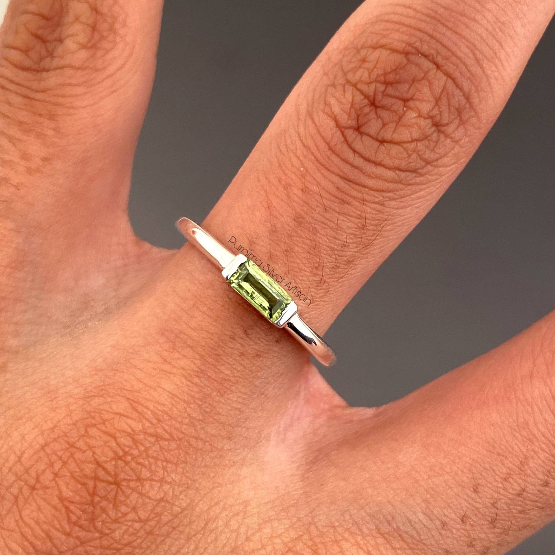 Natürlicher Peridot Baguette Ring Massiv 925 Sterling Silber Minimalist Solitär Verlobung Ehering Geschenk von PurnimaSilverArtisan