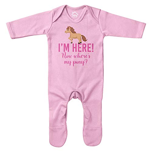 Baby Strampler mit Aufschrift "I'm Here Now Where's My Pony" – Reiten Neugeborenes Baby Geschenke für Baby – Unhöfliches Jockeypferd, hellrosa, 3-6 Months von Purple Print House