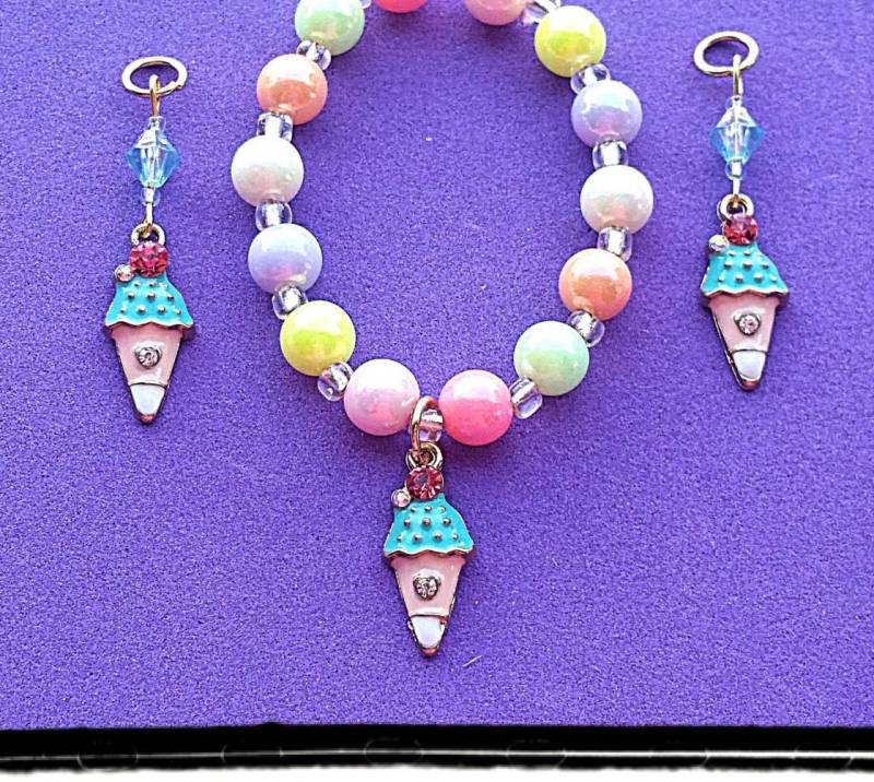 Armband Supersüßer, Juwelenbesetzter Eiscreme-Eis Mit Irisierenden Pastellperlen Und Glasperlen | Passende Hörgeräteanhänger Erhältlich von PurpleCatAidCharms