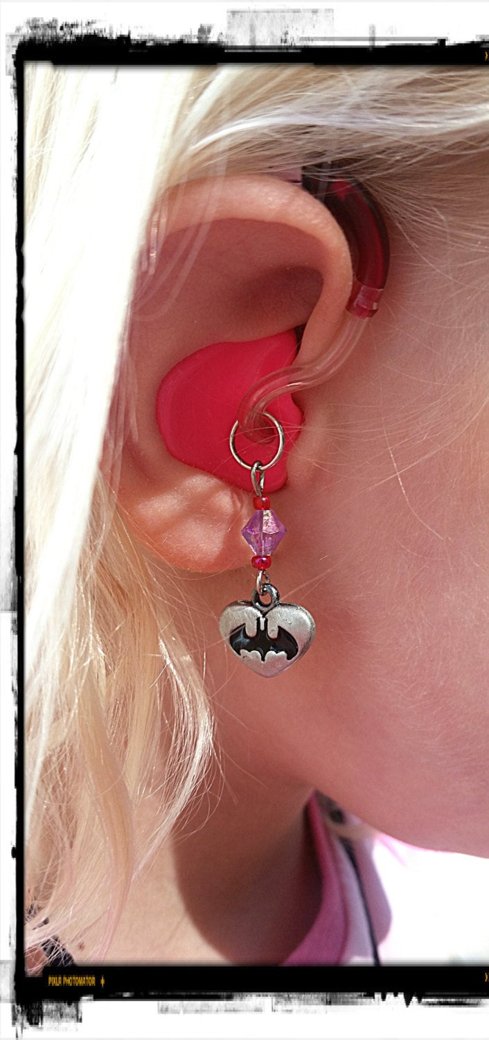 Fledermausherz Hörgeräteanhänger Superheld Accessoire von PurpleCatAidCharms
