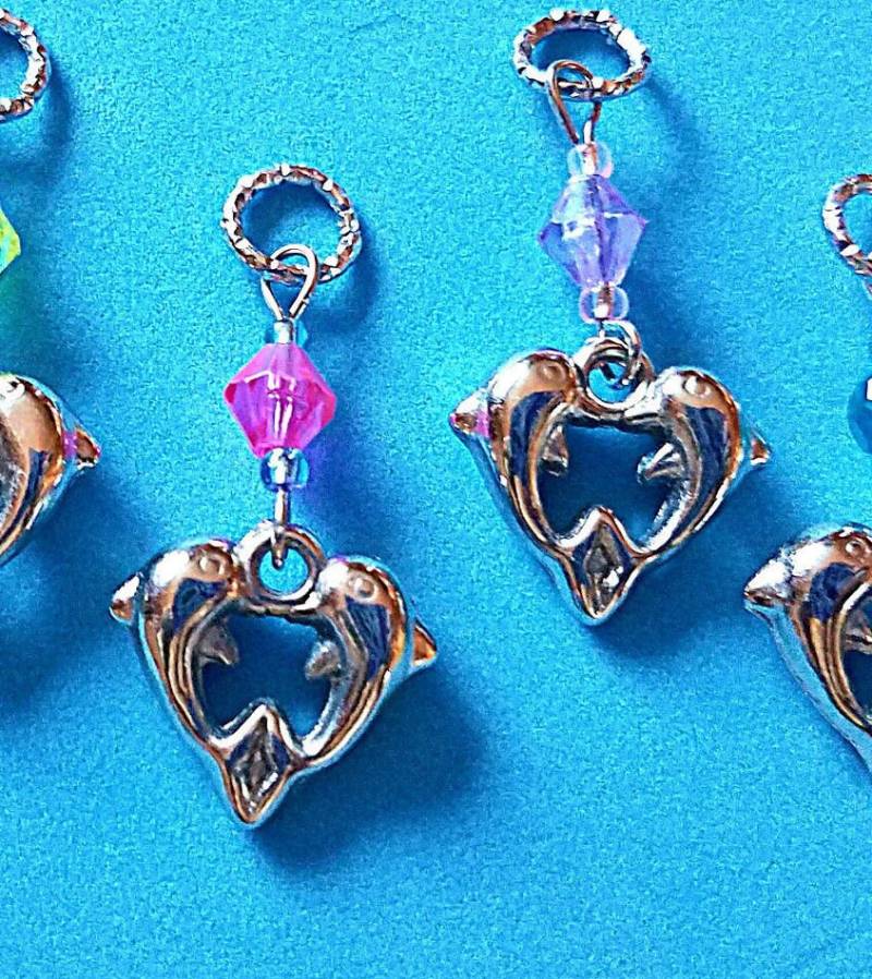 Hörgerät Anhänger Versilberte Delfin Herzen Mit Glas Akzent Perlen Auch Als Passendes Mutter-Tochter-Set Erhältlich von PurpleCatAidCharms