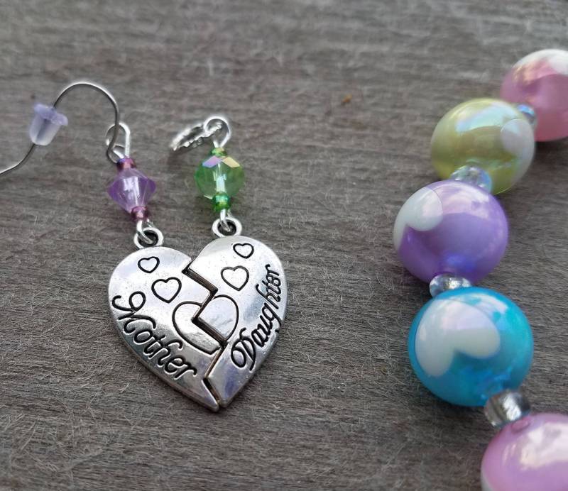 Hörgerät Charms Antik Silber Mutter Tochter Verbunden Herz Set Mit Swarovski Kristallen Und Glas Akzent Perlen Charm Ohrringe von PurpleCatAidCharms
