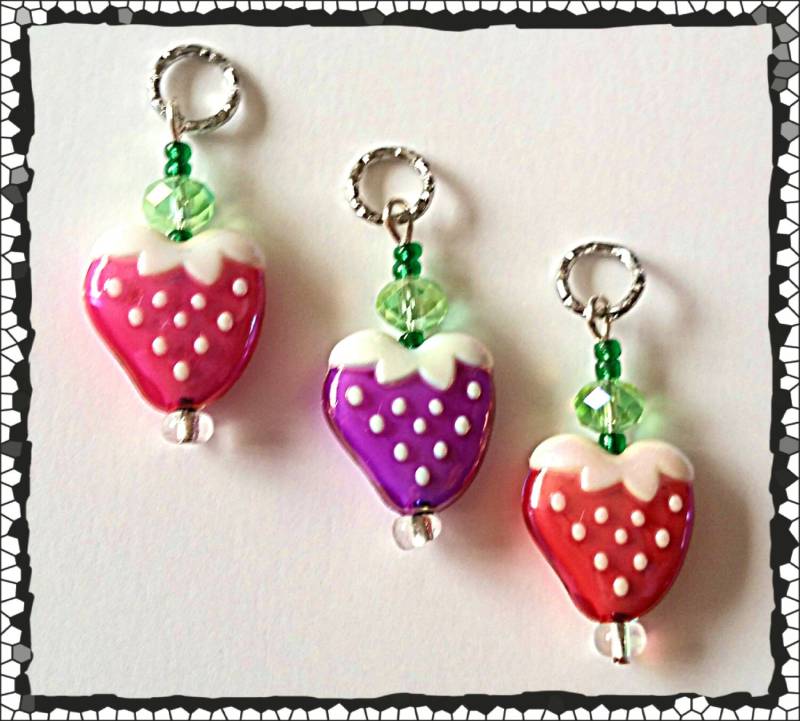 Hörgeräte Charms Süße Perlmutt Erdbeeren Mit Glasakzent Perlen von PurpleCatAidCharms