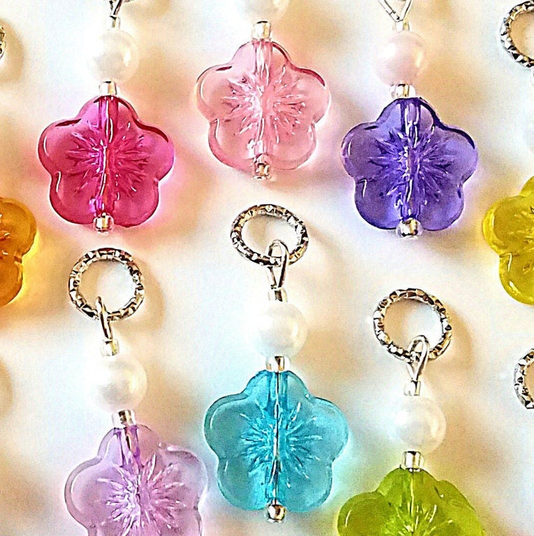 Hörgeräte-Charms Wunderschöne Und Helle Durchscheinende Hibiskusblüten Mit Acryl - Glasakzentperlen Mutter/Tochter Set Verfügbar von PurpleCatAidCharms