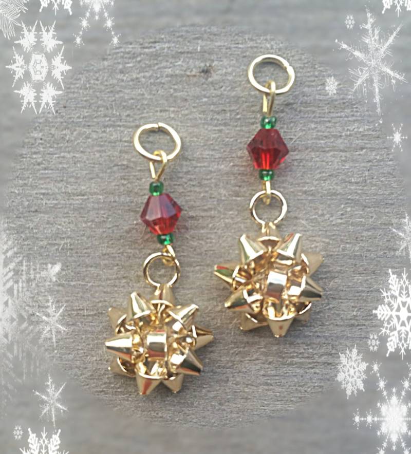 Hörgeräteanhänger Goldene Weihnachtsschleifen Mit Roten Und Grünen Glasperlen Als Akzent von PurpleCatAidCharms