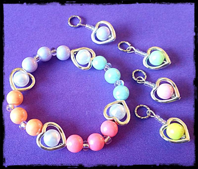 Perlmuttfarbenes Armband Mit Versilberten Herz-Akzenten | Passende Hörgeräte-Charms Sind Zu Einem Reduzierten Bündelpreis Erhältlich von PurpleCatAidCharms