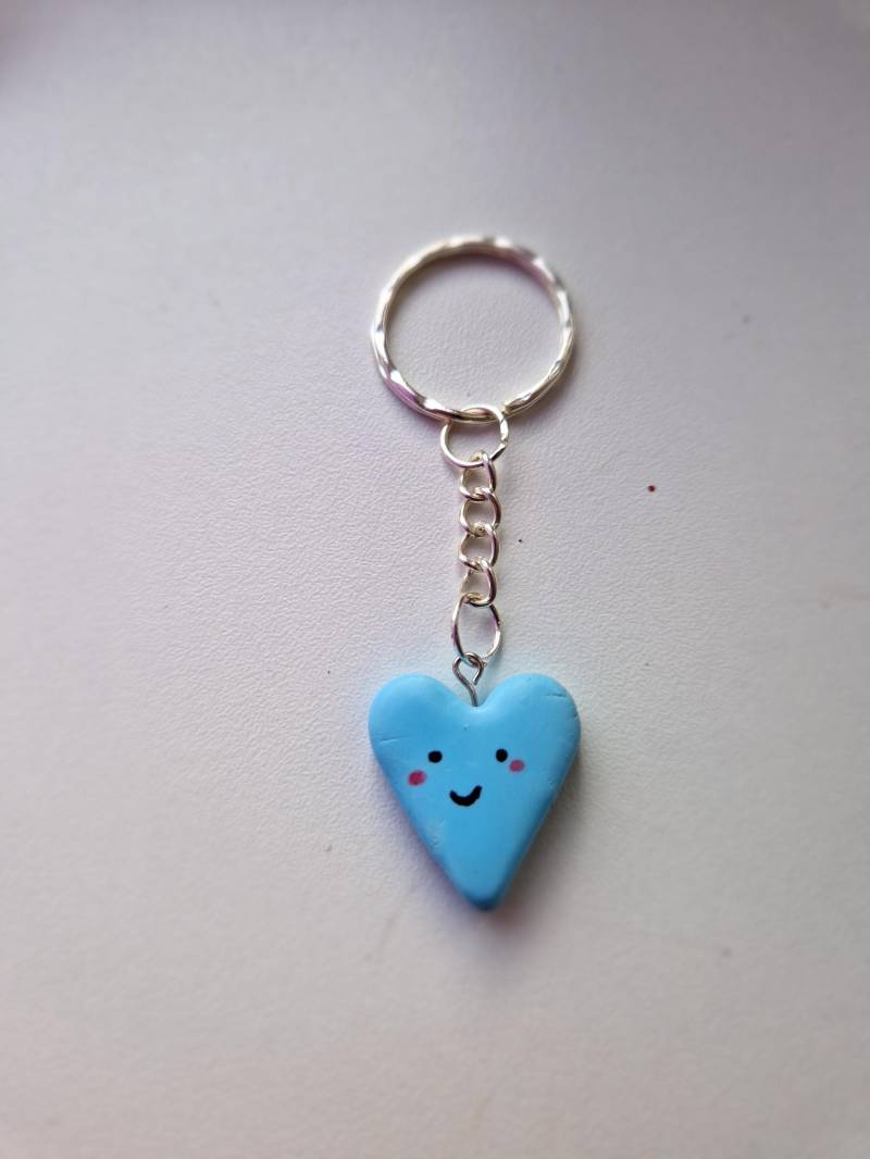 Lächelnder Herz Schlüsselanhänger Oder Charm in Hellblau, Polymer Clay Accessoire Lächelnder Herz Schlüsselanhänger Oder Charm in Hellblau, Polymer Clay Accessoire von PurpleCatShop