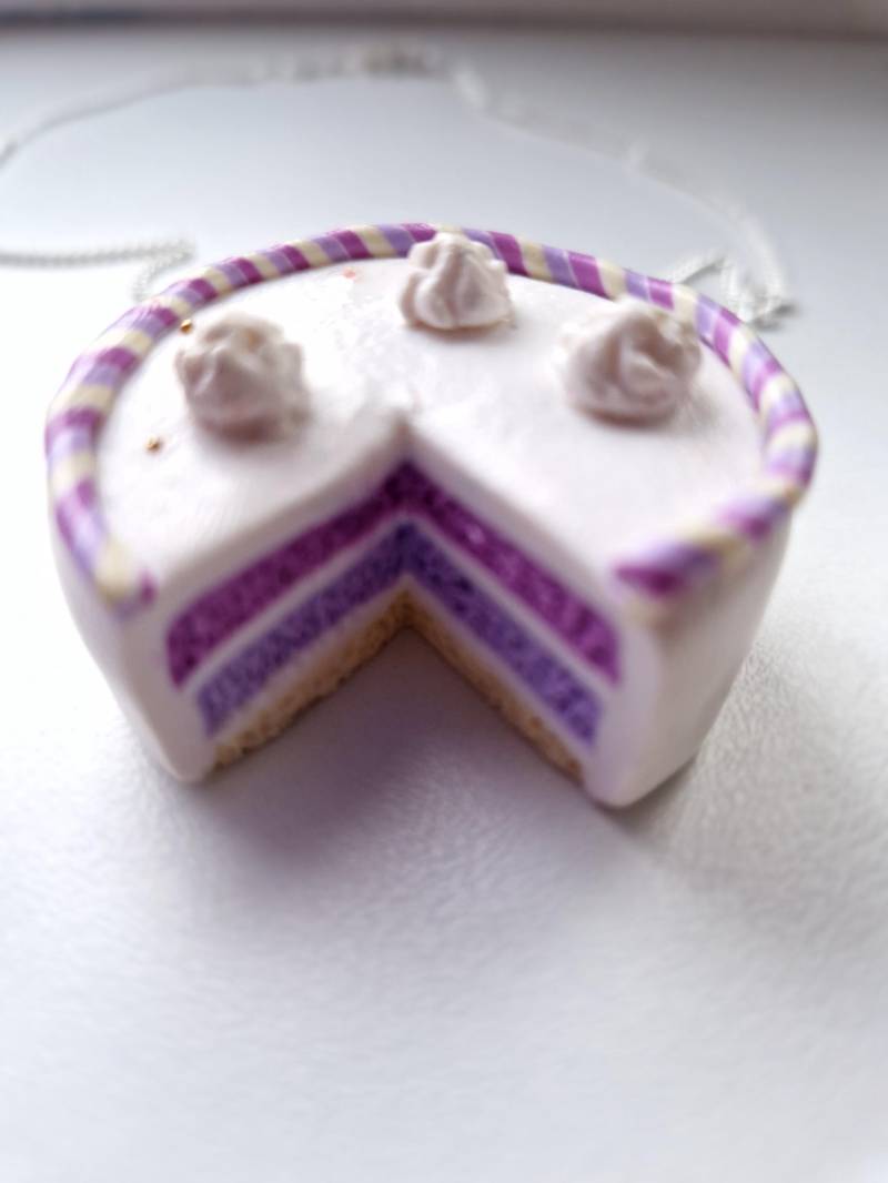 Handgemachte Polymer Clay Kuchen Scheibe Halskette Lila & Weiße Lebensmittel Schmuck Handgemachte Polymer Clay Kuchen Scheibe Halskette Lila & Weiße Lebensmittel Schmuck von PurpleCatShop