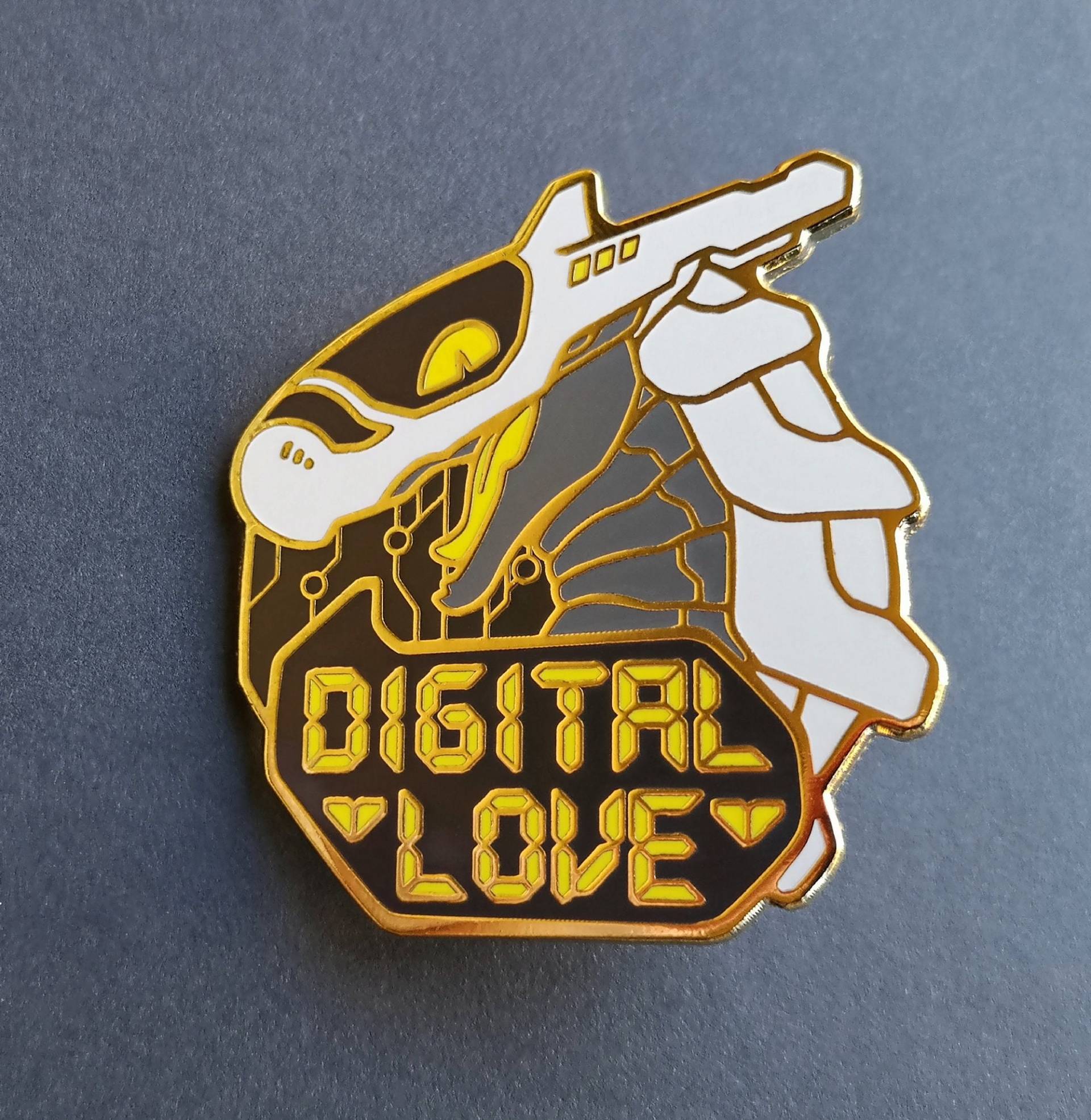 Digital Love Synth Enamel Pin | Revolution Digital Love Synth Enamel Pin | Revolution von PurpleCoffeeCafe