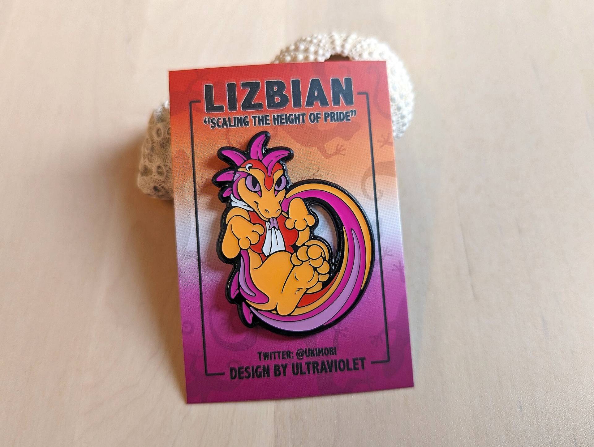 Lizbian | Soft Enamel Epoxy Pride Pin Lesbian Gay Queer Lgbtqi Lapel Brooch Gift + Sticker Addon Lizbian | Soft Enamel Epoxy Pride Pin Lesbian Gay Queer Lgbtqi Lapel Brooch Gift + Sticker Addon von PurpleCoffeeCafe