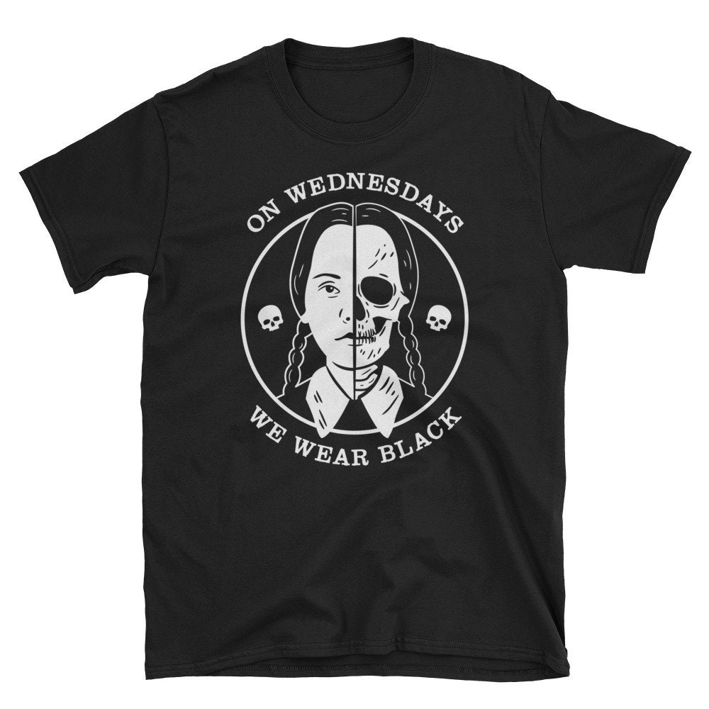Am Mittwoch Tragen Wir Schwarz Gildan 64000 Unisex Softstyle T-Shirt Am Mittwoch Tragen Wir Schwarz Gildan 64000 Unisex Softstyle T-Shirt von PurpleDingoThreads