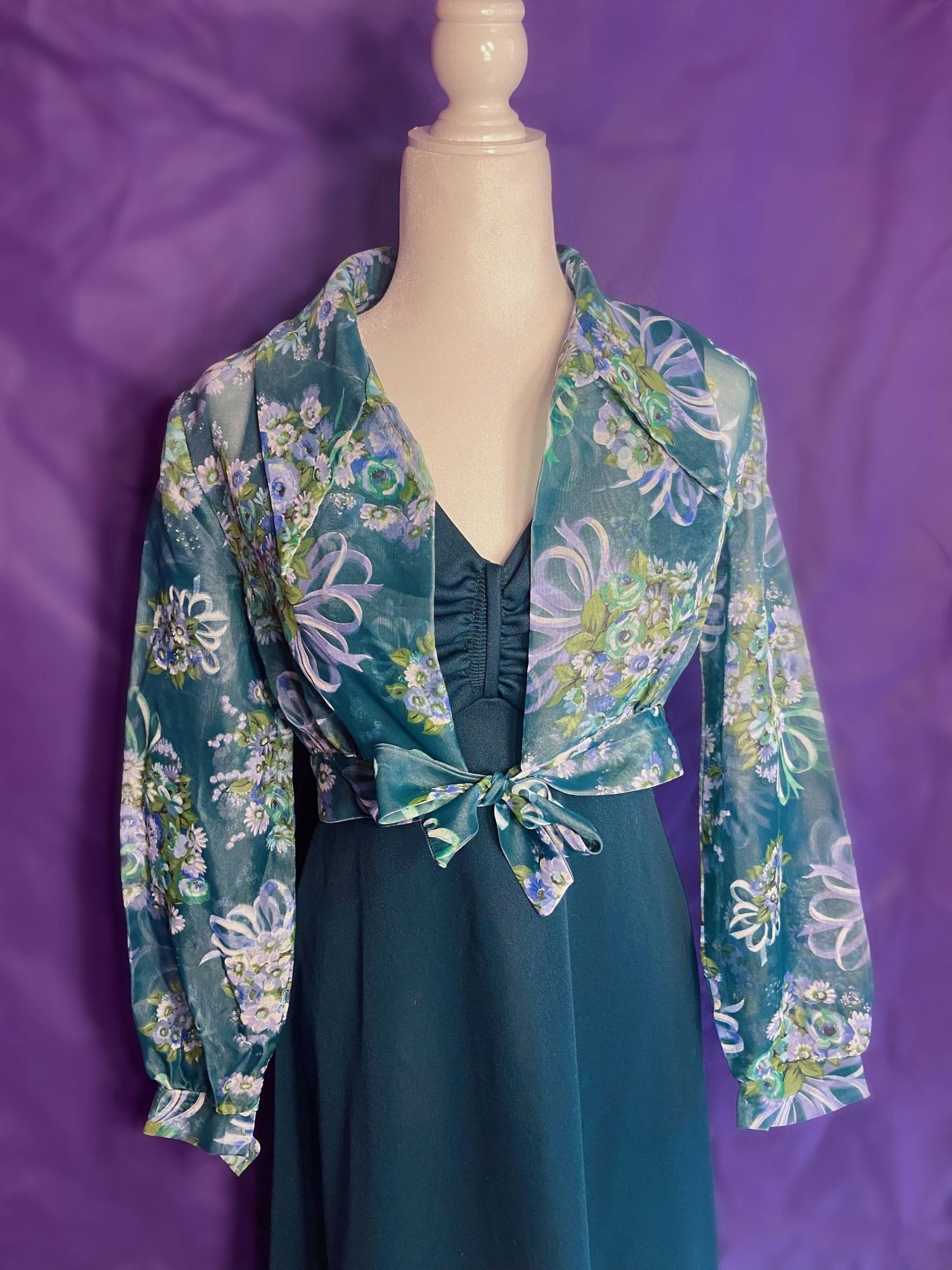 Vintage 70Er Waldgrüner V-Ausschnitt Maxi Kleid Mit Passendem Langarm Floral Bolero Boho Hippie Vintage 70Er Waldgrüner V-Ausschnitt Maxi Kleid Mit Passendem Langarm Floral Bolero Boho Hippie von PurpleElbowVintage