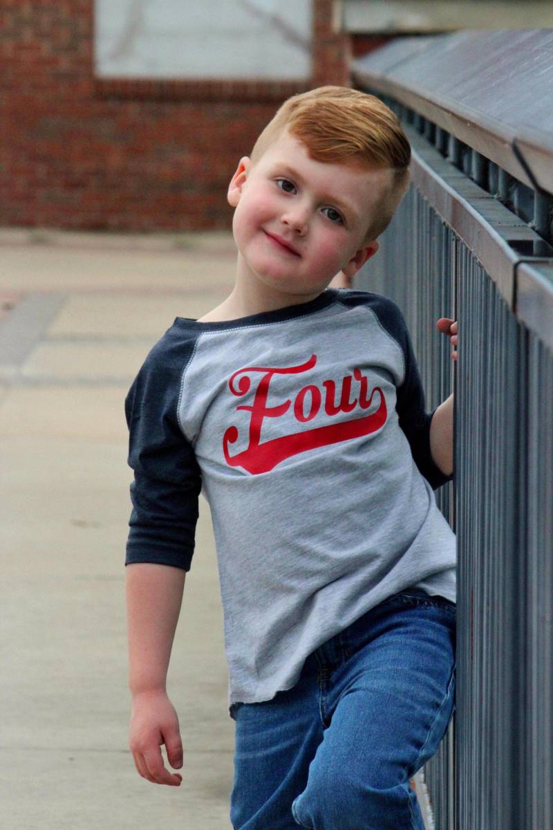 4.geburtstag Jungen Party T-Shirt, Vintage Baseball Little Slugger Theme - Verfügbar in Allen Altersgruppen von PurpleElephantMS