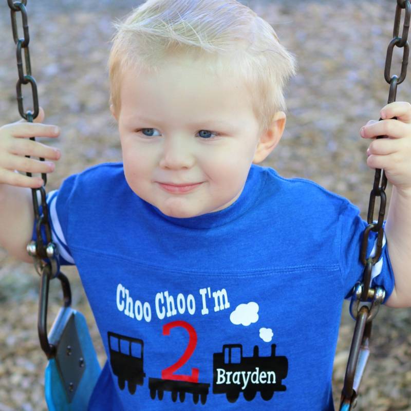 Choo Ich Bin 2 Zug Geburtstags-Shirt - Kleinkind-Jungen-Party-T-stück von PurpleElephantMS