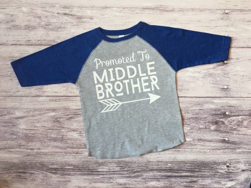 Gefördert Zum Mittleren Kind - Mittlerer Bruder Tshirt Dritte Baby-Ankündigungs-Überraschung von PurpleElephantMS