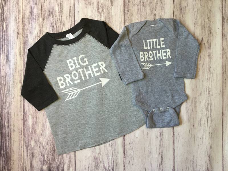 Passendes Big Brother Little Outfit Baby Ankündigung Raglan T-Shirt von PurpleElephantMS