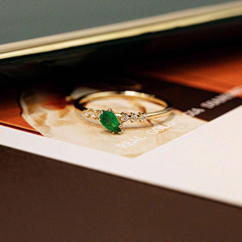 Gold Oval Ring - Geburtsstein Ring, 18K Solid Smaragd Stapelbarer Zarter Eleganter Versprechen von PurpleMayJewellery