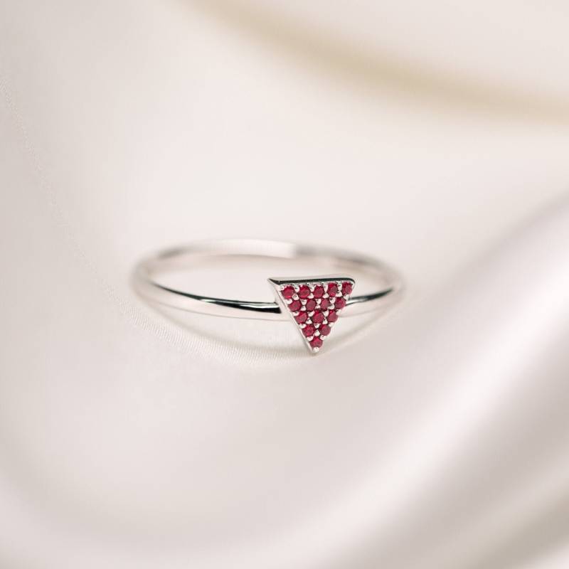 Handgemachter Schmuck, 18K 14K Solid Gold Dreieck Natürlicher Rubin Ring, Stapelbarer Birthstone Modering, Purplemay R014-1 von PurpleMayJewellery