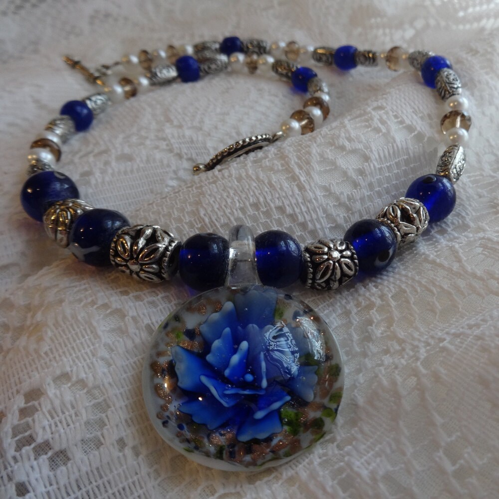 Blühende Blaue Blume Glas Anhänger Halskette Blühende Blaue Blume Glas Anhänger Halskette von PurplePopsicle