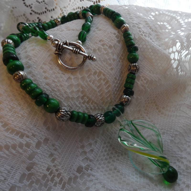 Grüne Spirale Glas Anhänger Halskette von PurplePopsicle