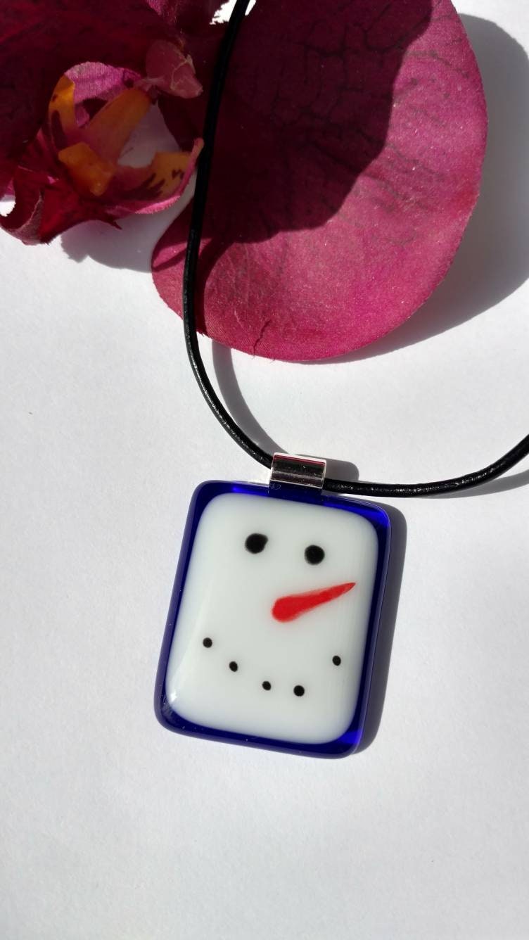 Fusing Glass Schneemann Halskette Handbemalte Weihnachtsanhänger Fusing Glass Schneemann Halskette Handbemalte Weihnachtsanhänger von PurpleSlugGlassArt