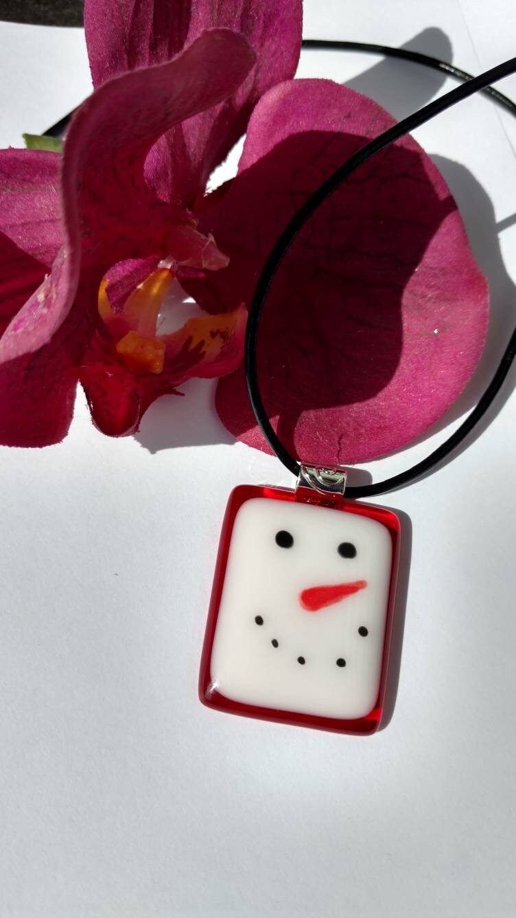 Fusing Glass Schneemann Halskette Handbemalter Weihnachtsanhänger Fusing Glass Schneemann Halskette Handbemalter Weihnachtsanhänger von PurpleSlugGlassArt