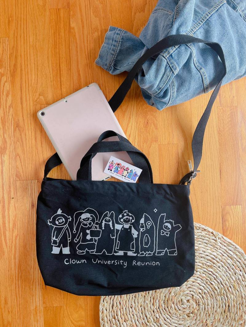 Clown Universität Umhängetasche Schwarze Cartoon Tasche Aus Canvas Mit Reißverschluss, Laptoptasche von PurpleTimes